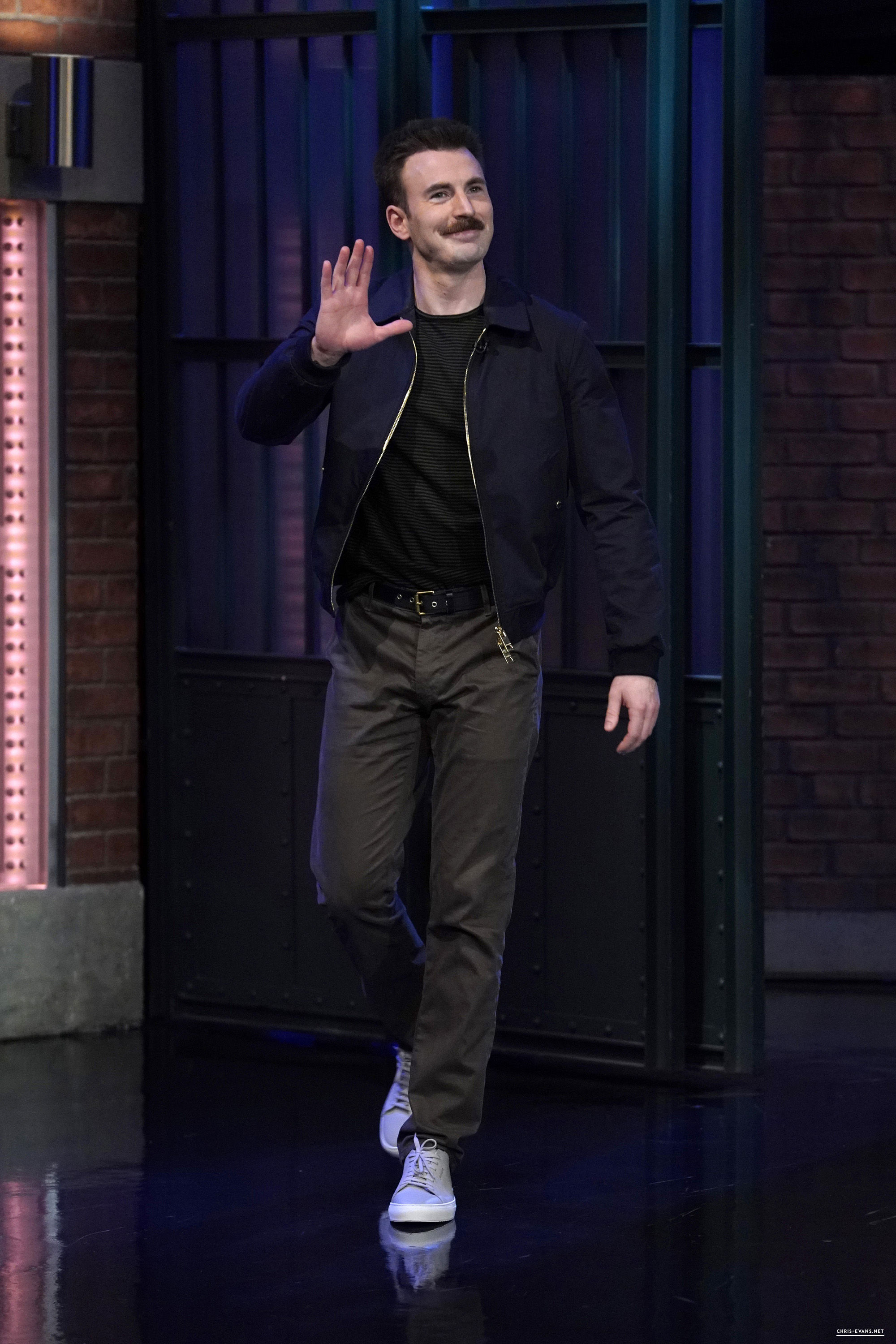 http://chris-evans.net/photos/albums/Appearances/2018/04%2023%20Late%20Night%20with%20Seth%20Meyers/001.jpg