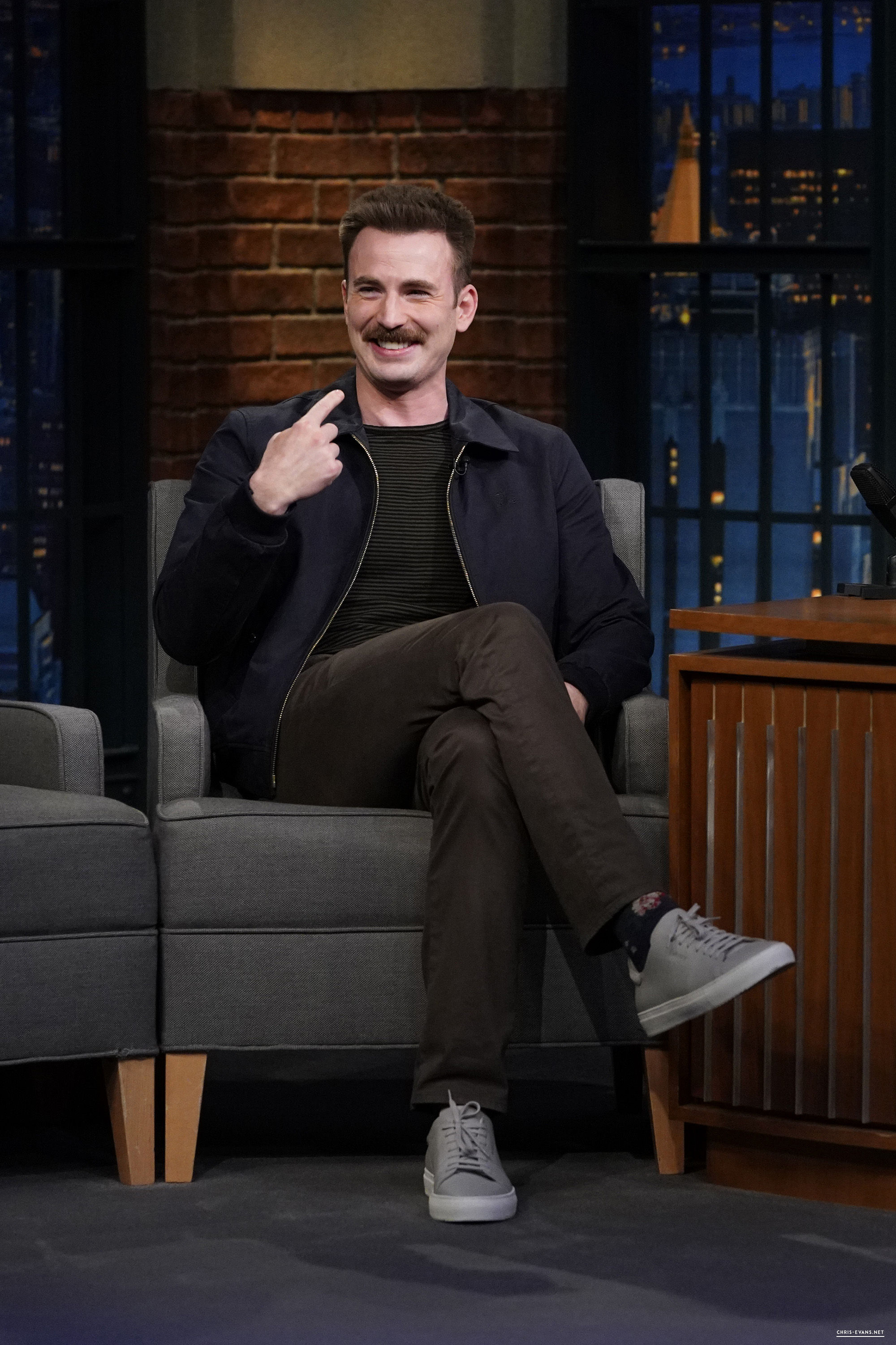 http://chris-evans.net/photos/albums/Appearances/2018/04%2023%20Late%20Night%20with%20Seth%20Meyers/005.jpg